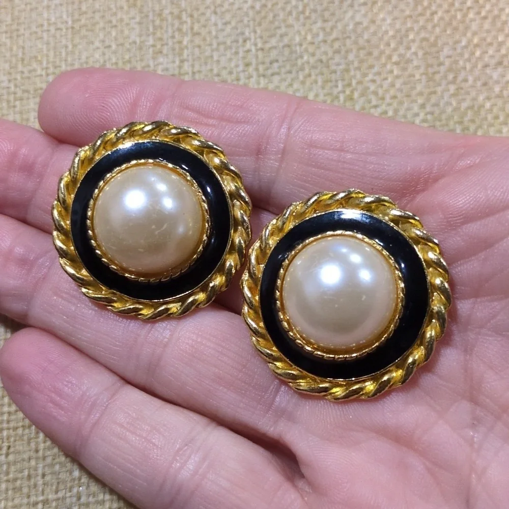 vintage  faux pearl black enamel clip-on earrings - Picture 6 of 6